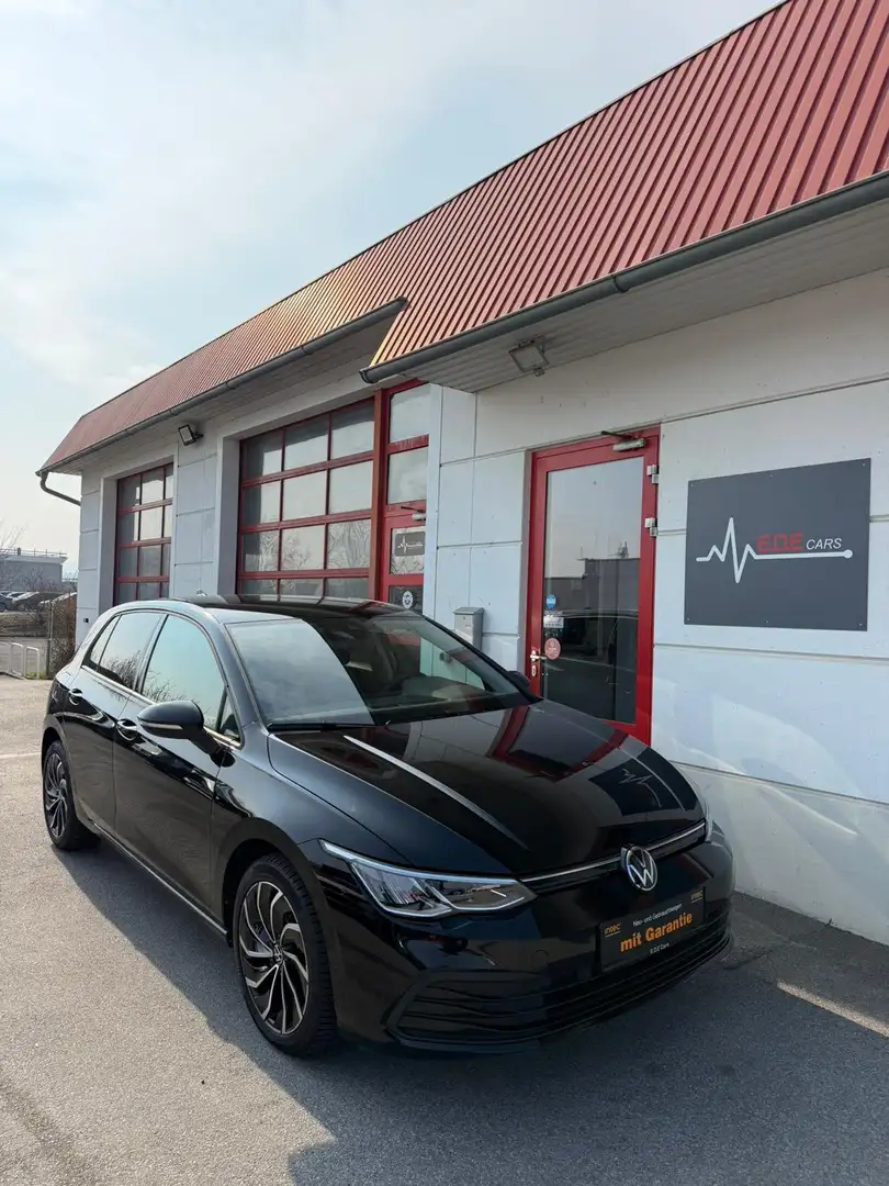 Volkswagen Golf VIII 1.0 TSI Life Schwarz - 1