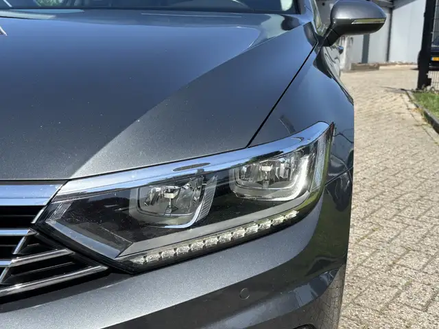 Volkswagen Passat view 9