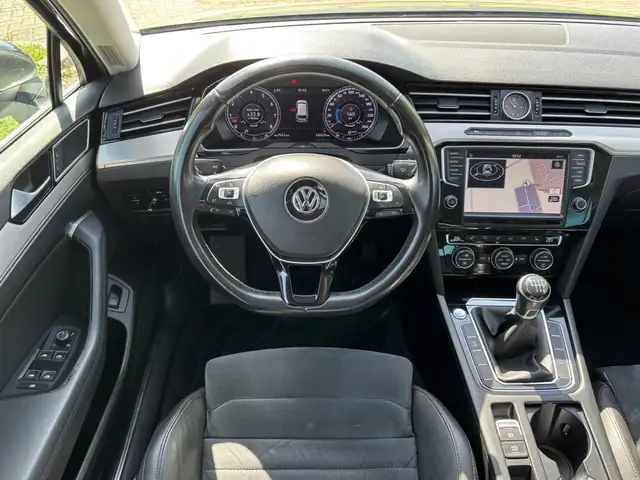 Volkswagen Passat view 10