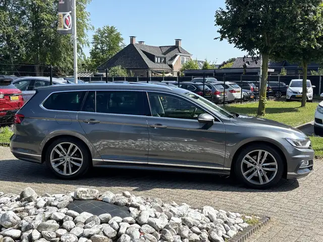 Volkswagen Passat view 4