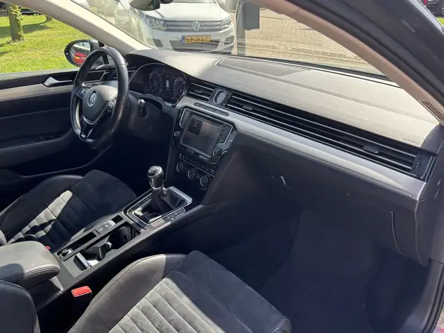 Volkswagen Passat view 13