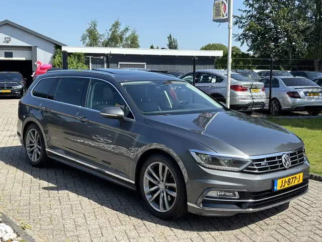 Volkswagen Passat view 3