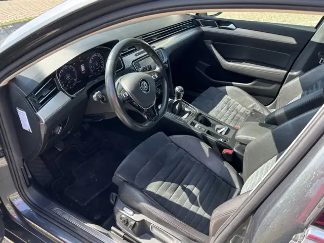 Volkswagen Passat view 11