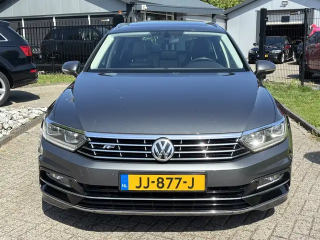 Volkswagen Passat view 2