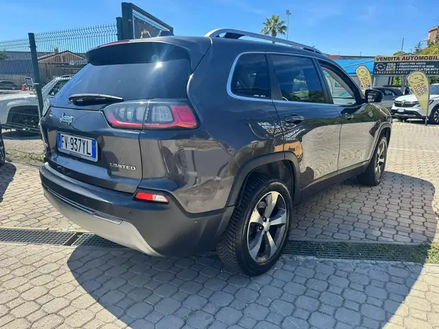 Jeep Cherokee view 4