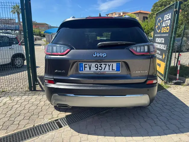 Jeep Cherokee view 5