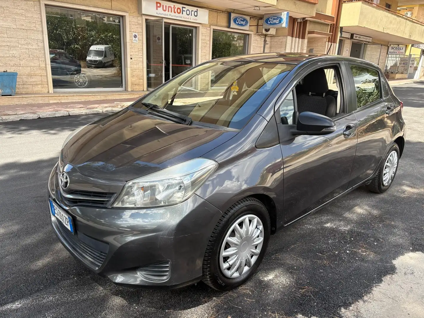 Toyota Yaris Yaris III 2011 5p 1.0 Active Gris - 1