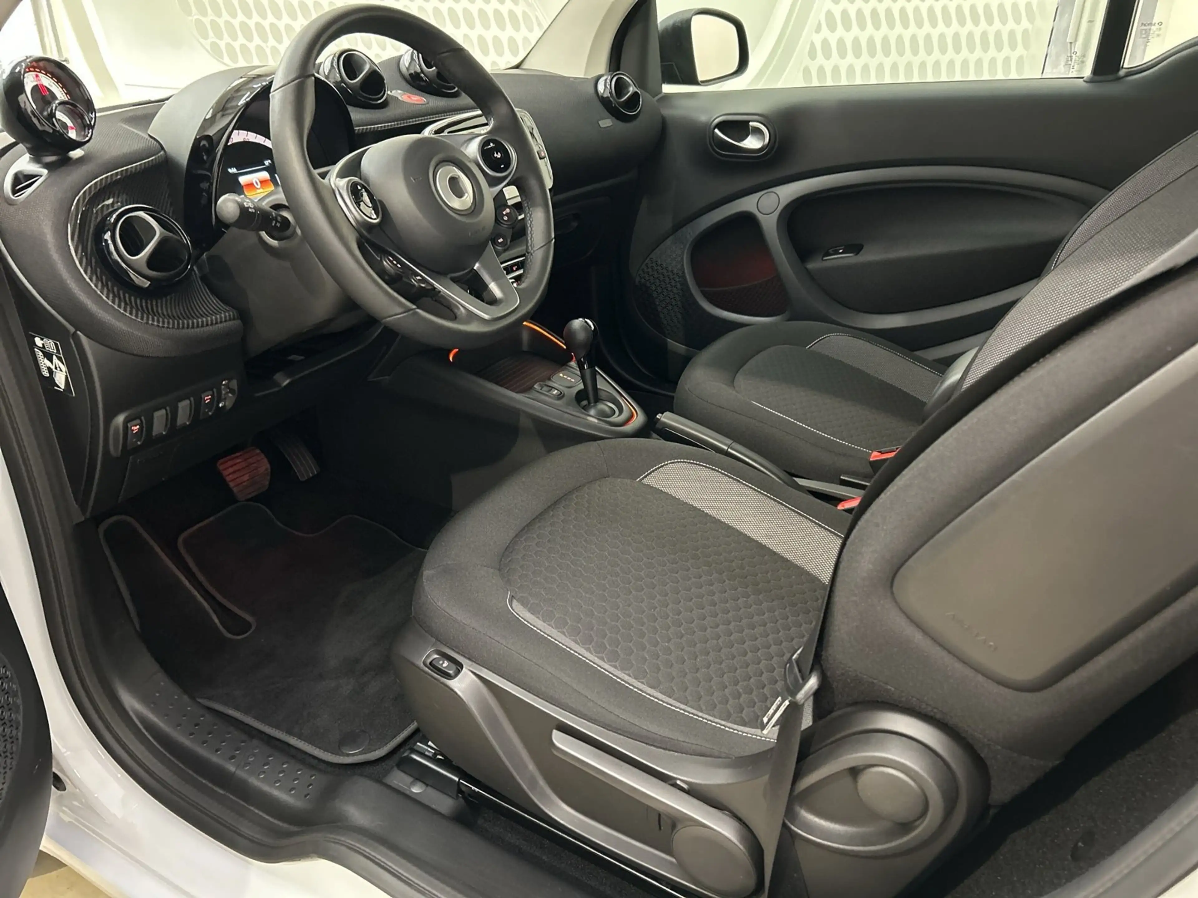 smart forTwo EQ  coupe SHZ — photo 12