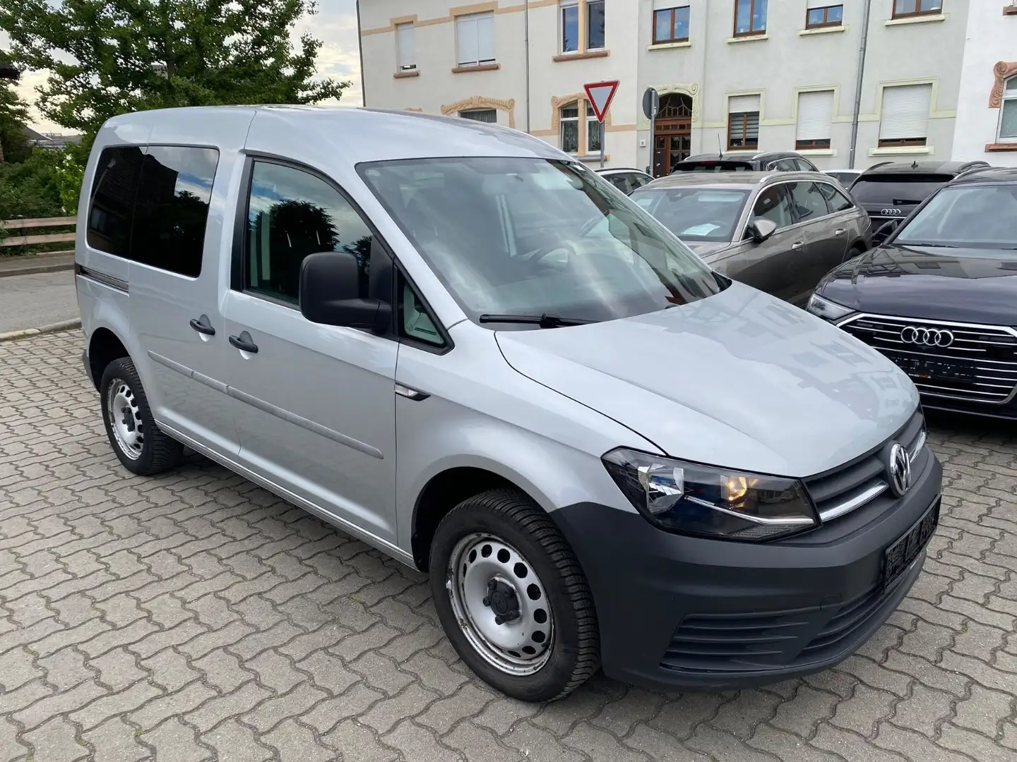 Volkswagen Caddy Kasten BMT 4Motion Silber - 1