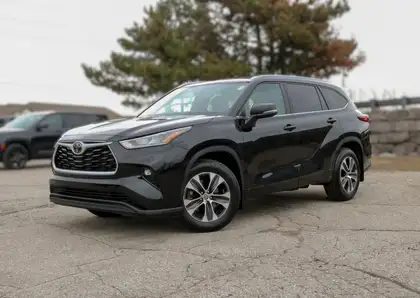 Blue 2022 Toyota Highlander XLE AWD SUV / Crossover All-Wheel Drive 8-Speed Automatic