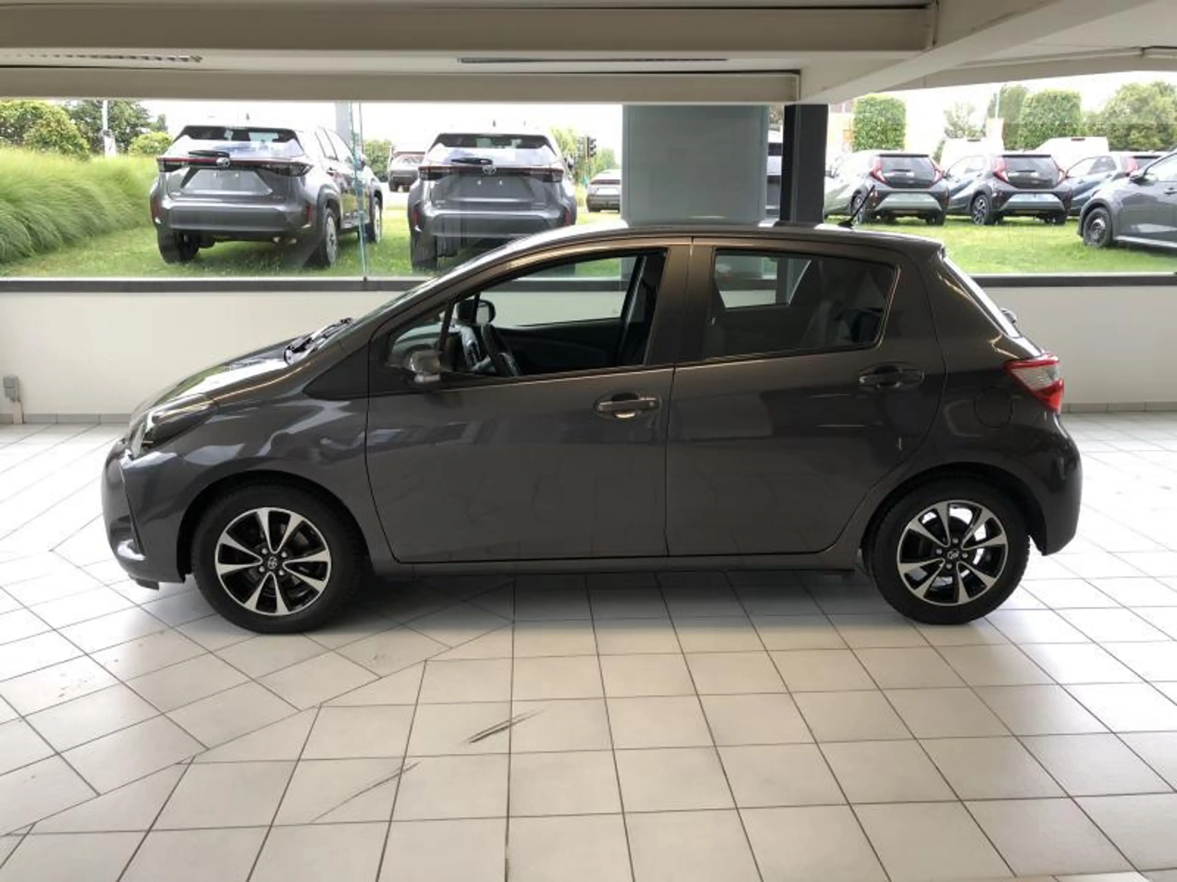 Toyota Yaris Young — photo 2