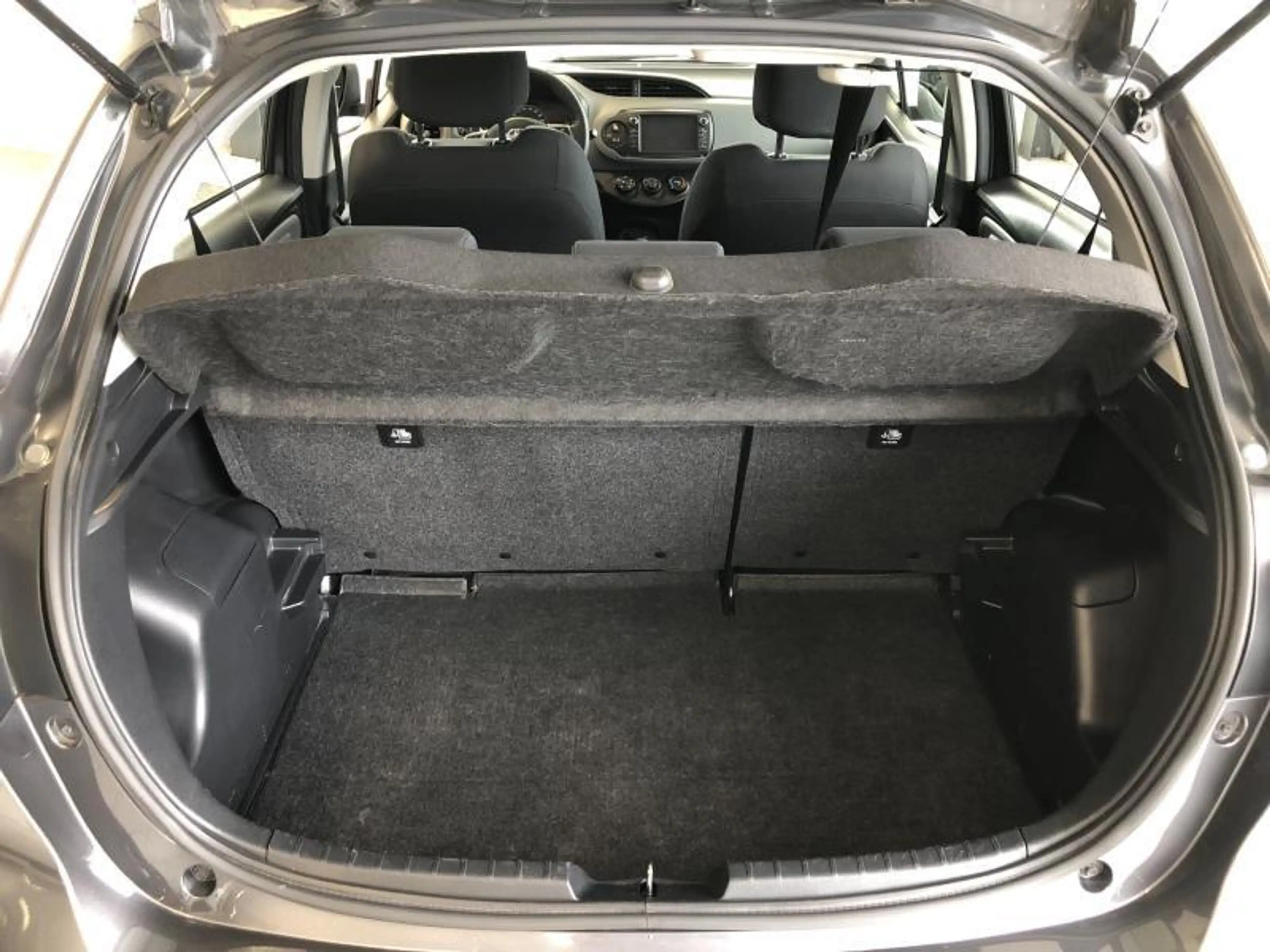 Toyota Yaris Young — photo 11