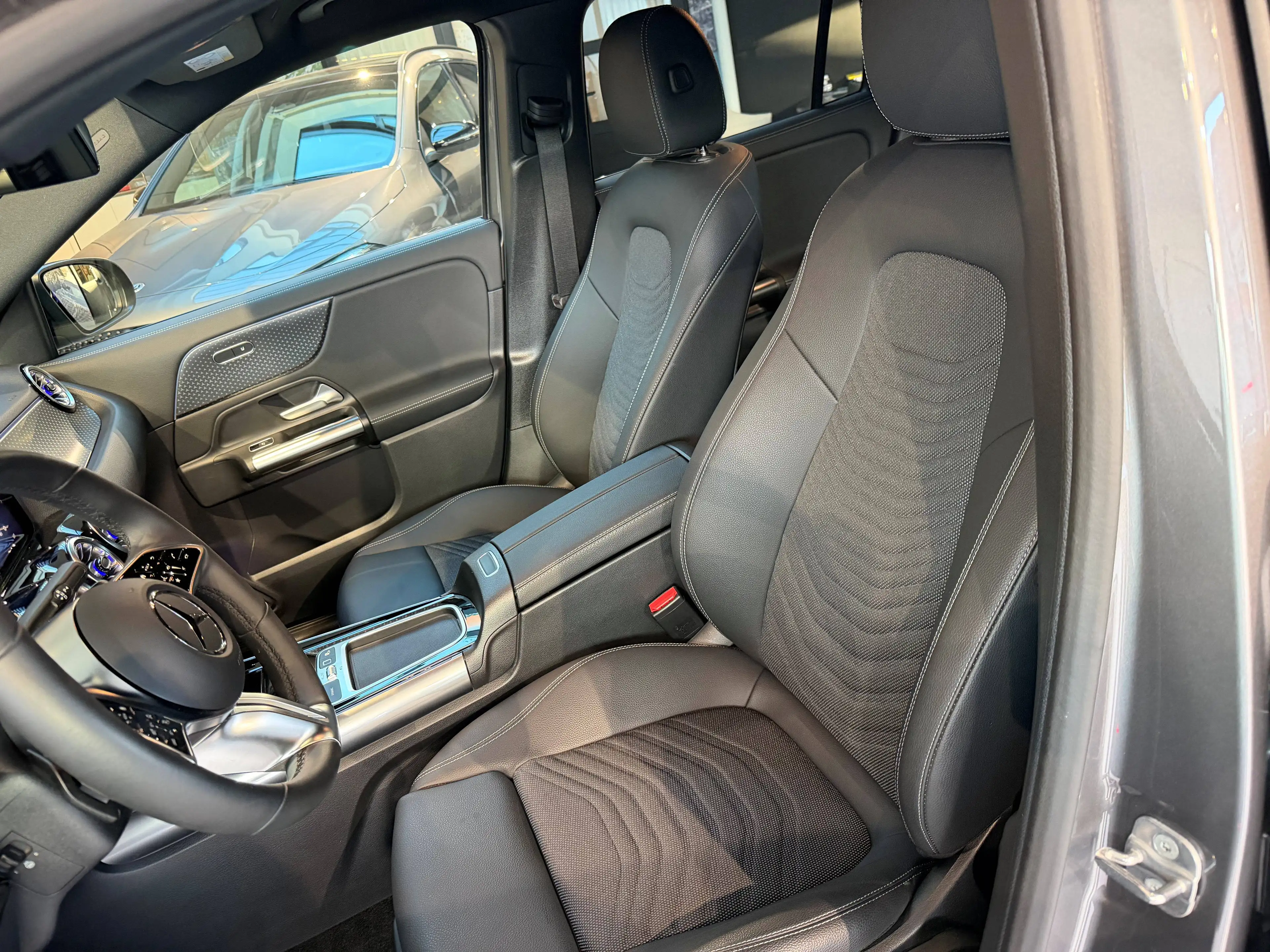 Mercedes-Benz GLA 180 -Night -Dode hoek -Distronic - 360 Camera - Keyless go — photo 13