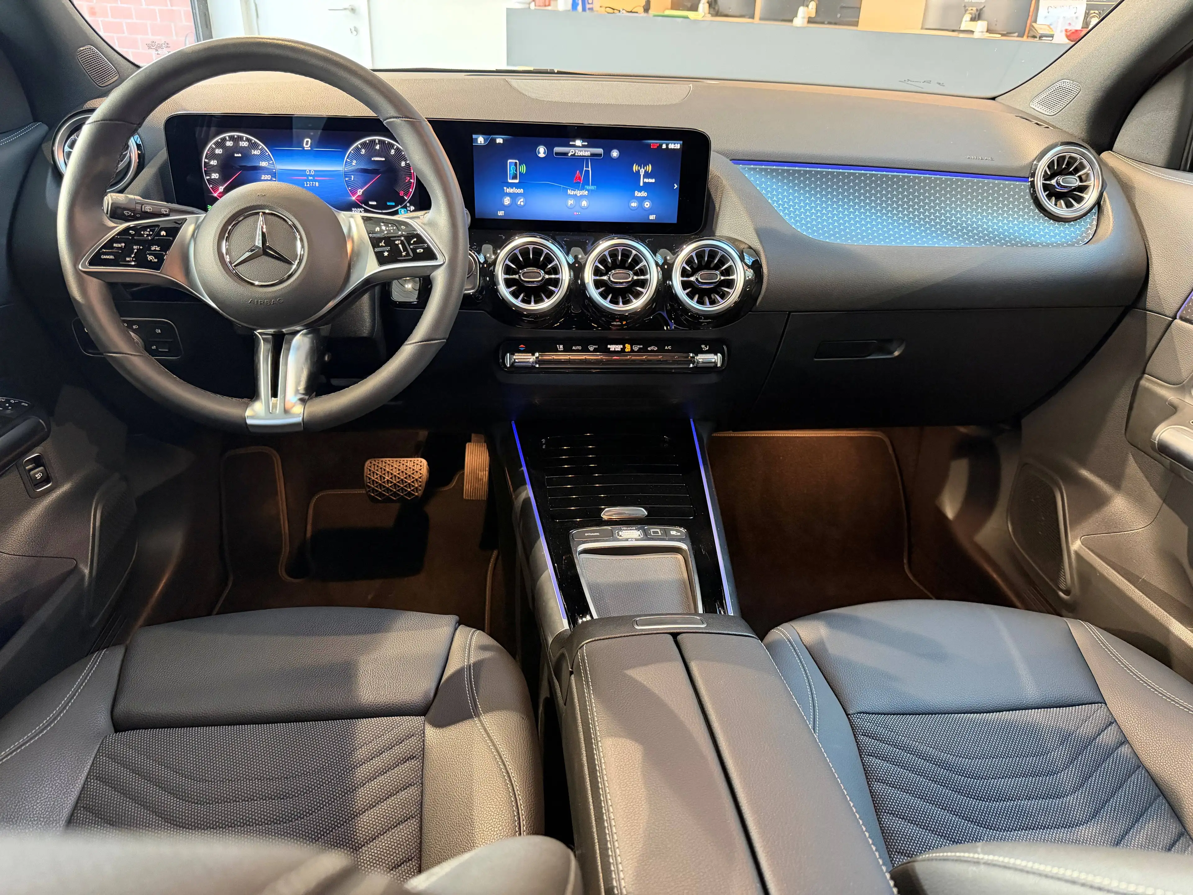 Mercedes-Benz GLA 180 -Night -Dode hoek -Distronic - 360 Camera - Keyless go — photo 12