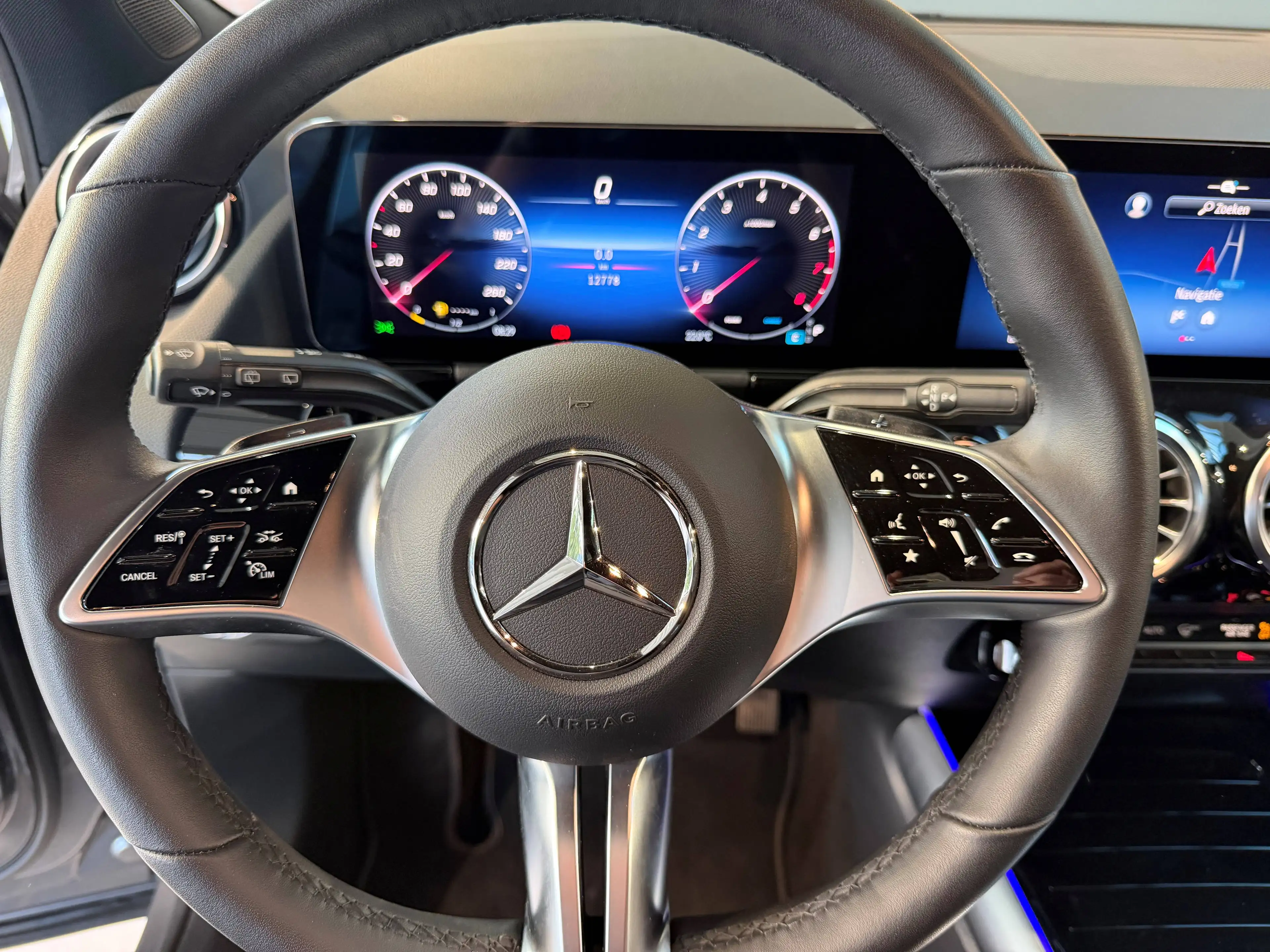 Mercedes-Benz GLA 180 -Night -Dode hoek -Distronic - 360 Camera - Keyless go — photo 14