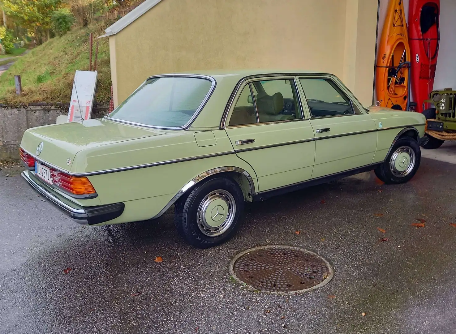 Mercedes-Benz 230 W 123 Grün - 1