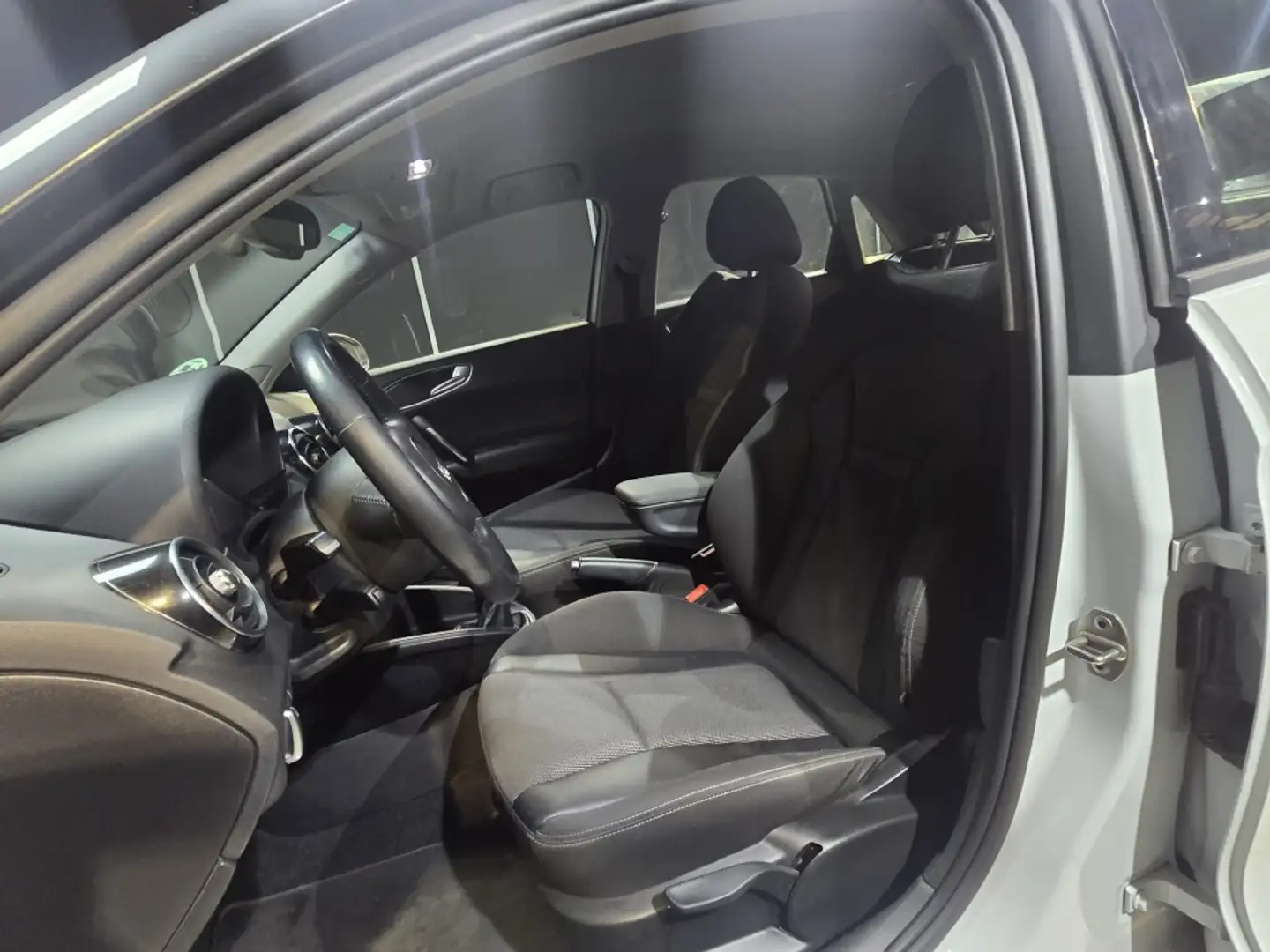 Audi A1 Sportback 1.4TDI ultra Design Blanc - 1