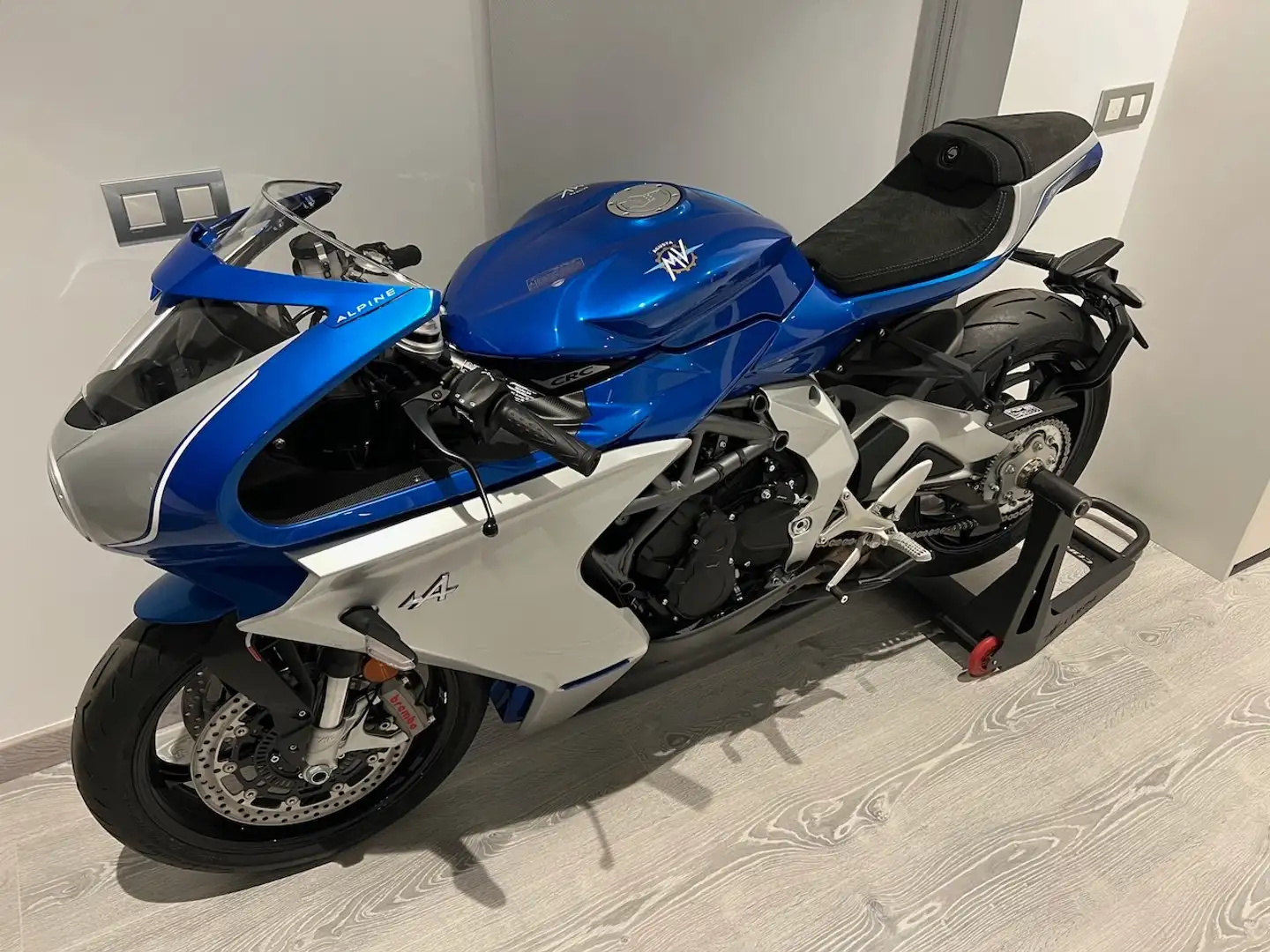 MV Agusta Superveloce 800 pack Alpine + oro Rouge - 1