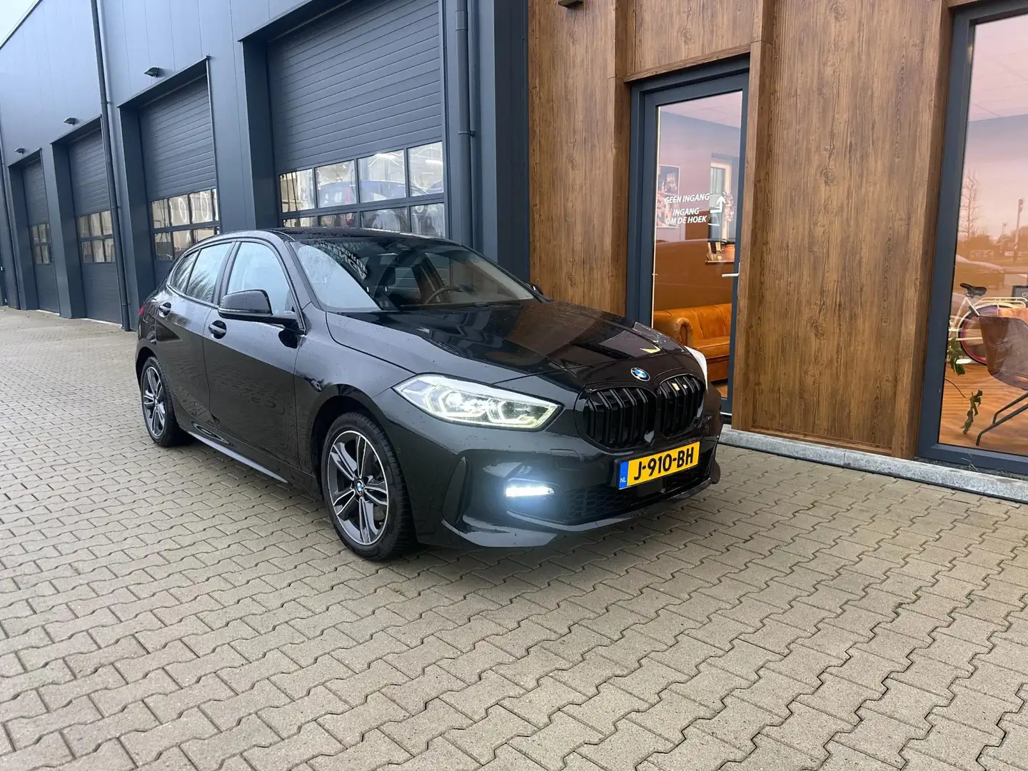 BMW 118 1-serie 118i Executive Edition m-pakket , automaat Zwart - 1