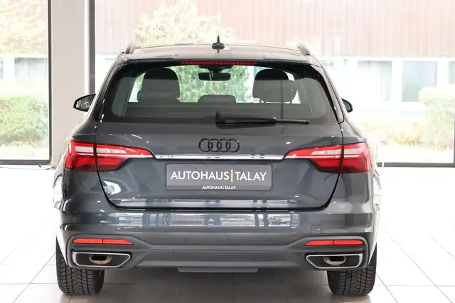 Audi A4 Avant view 4