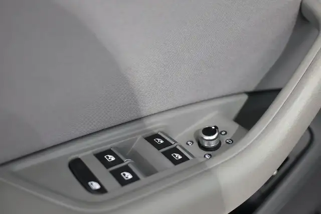 Audi A4 Avant view 8