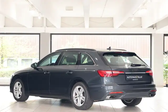 Audi A4 Avant view 3