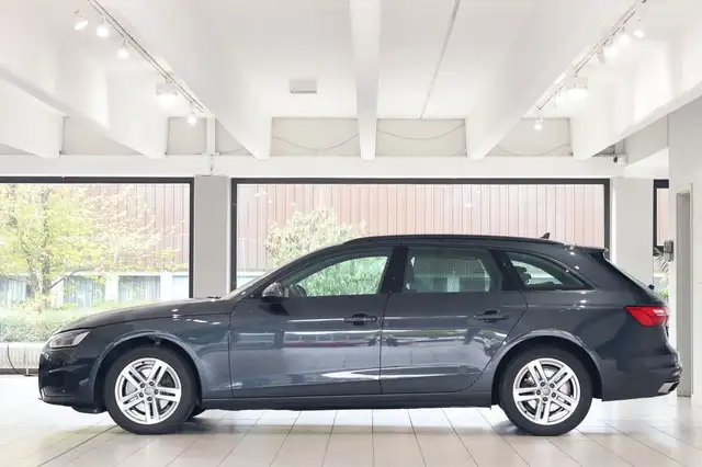 Audi A4 Avant view 5
