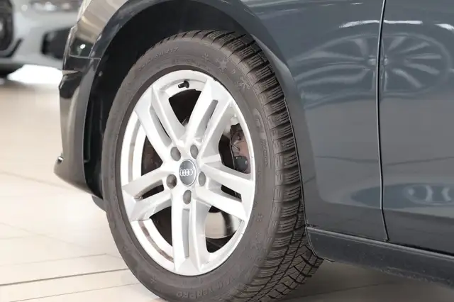 Audi A4 Avant view 6