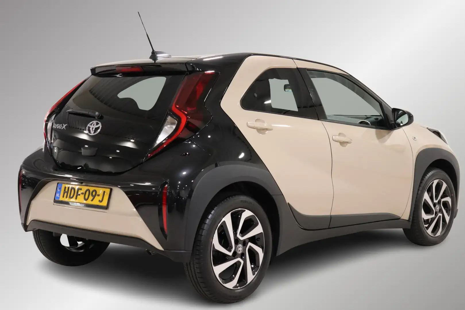 Toyota Aygo X 1.0 VVT-i MT Pulse, Apple CarPlay en Android Auto, Beige - 2