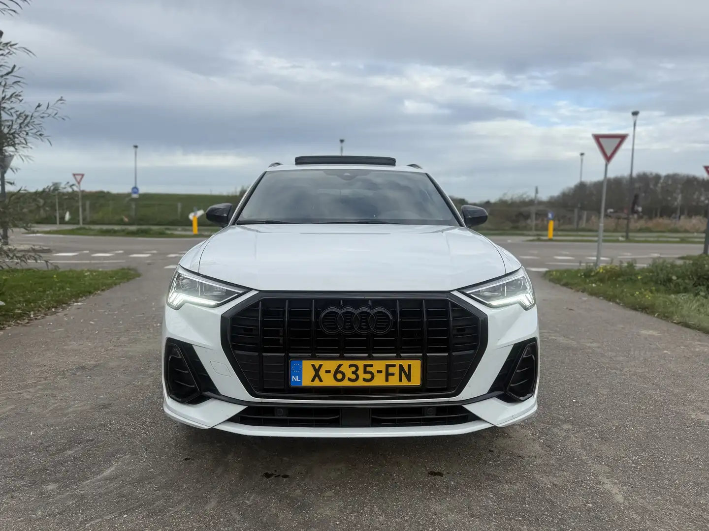 Audi Q3 35 TFSI edition one S-Line Pano Full option Blanc - 2