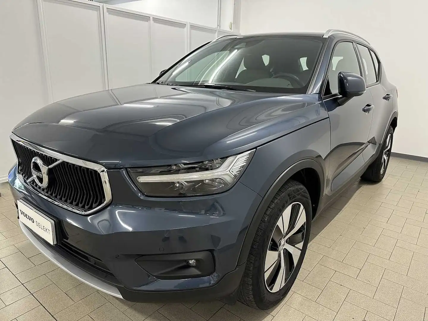 Volvo XC40 Momentum Pro, T2 automatico PER NEOPATENTATI Bleu - 1