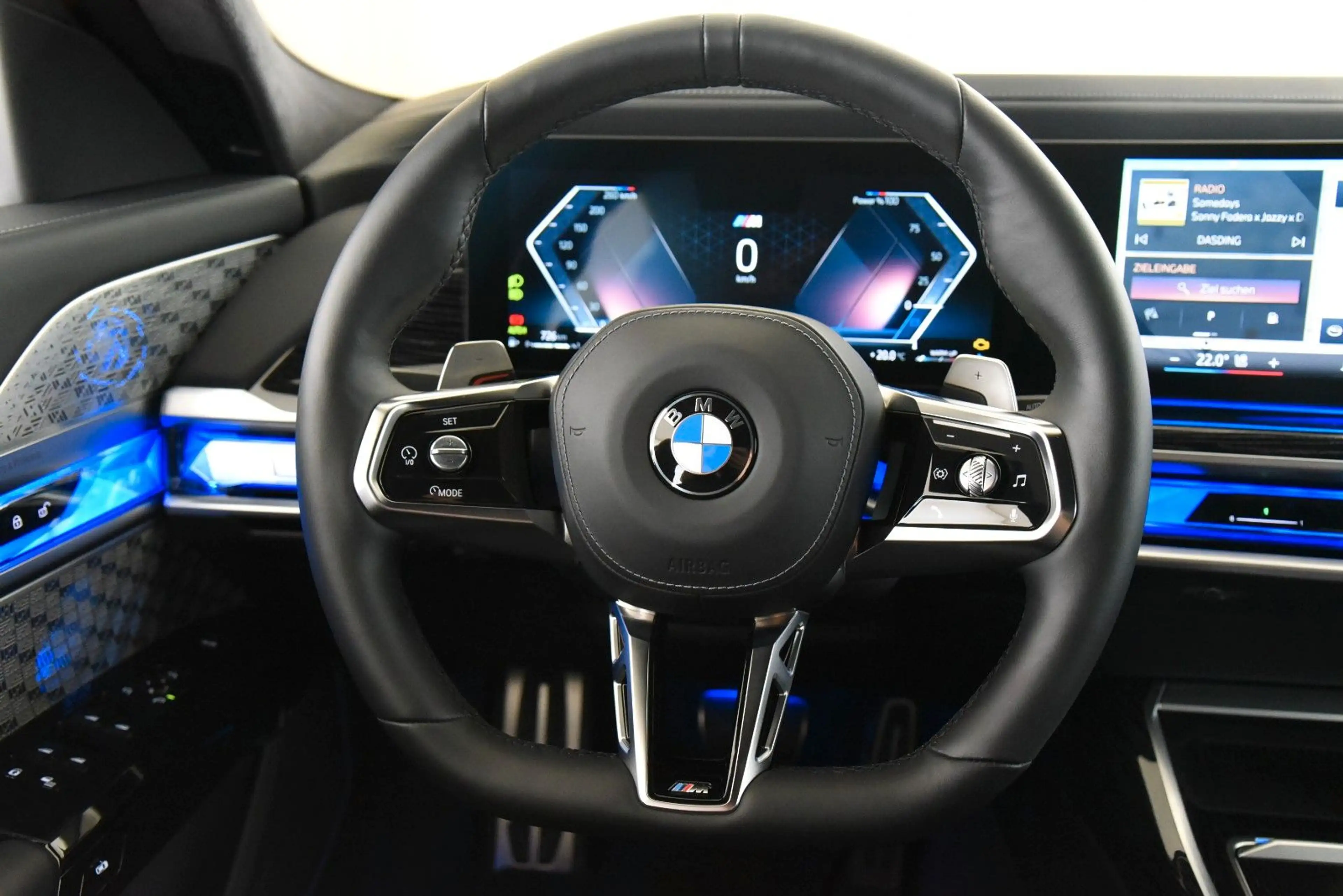 BMW 740 d xDrive M Sport Pro ACC LED Pano HUD B&W — photo 12