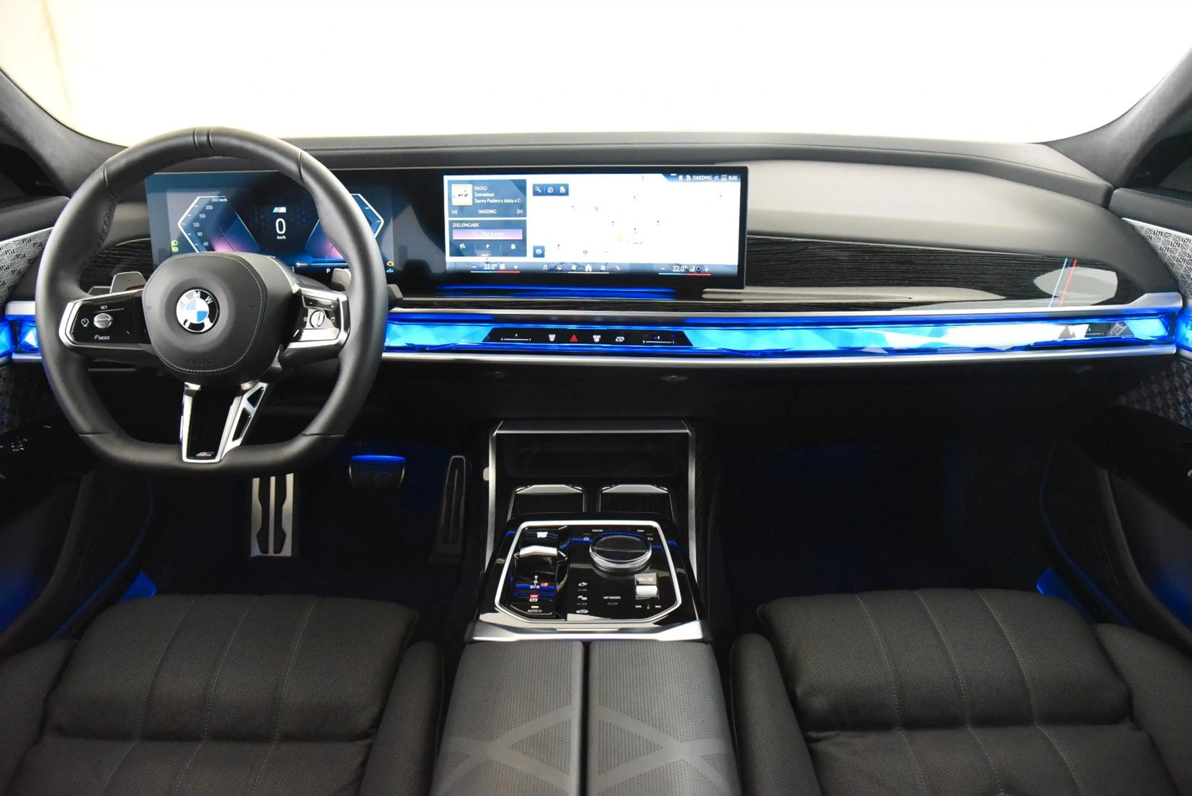 BMW 740 d xDrive M Sport Pro ACC LED Pano HUD B&W — photo 11
