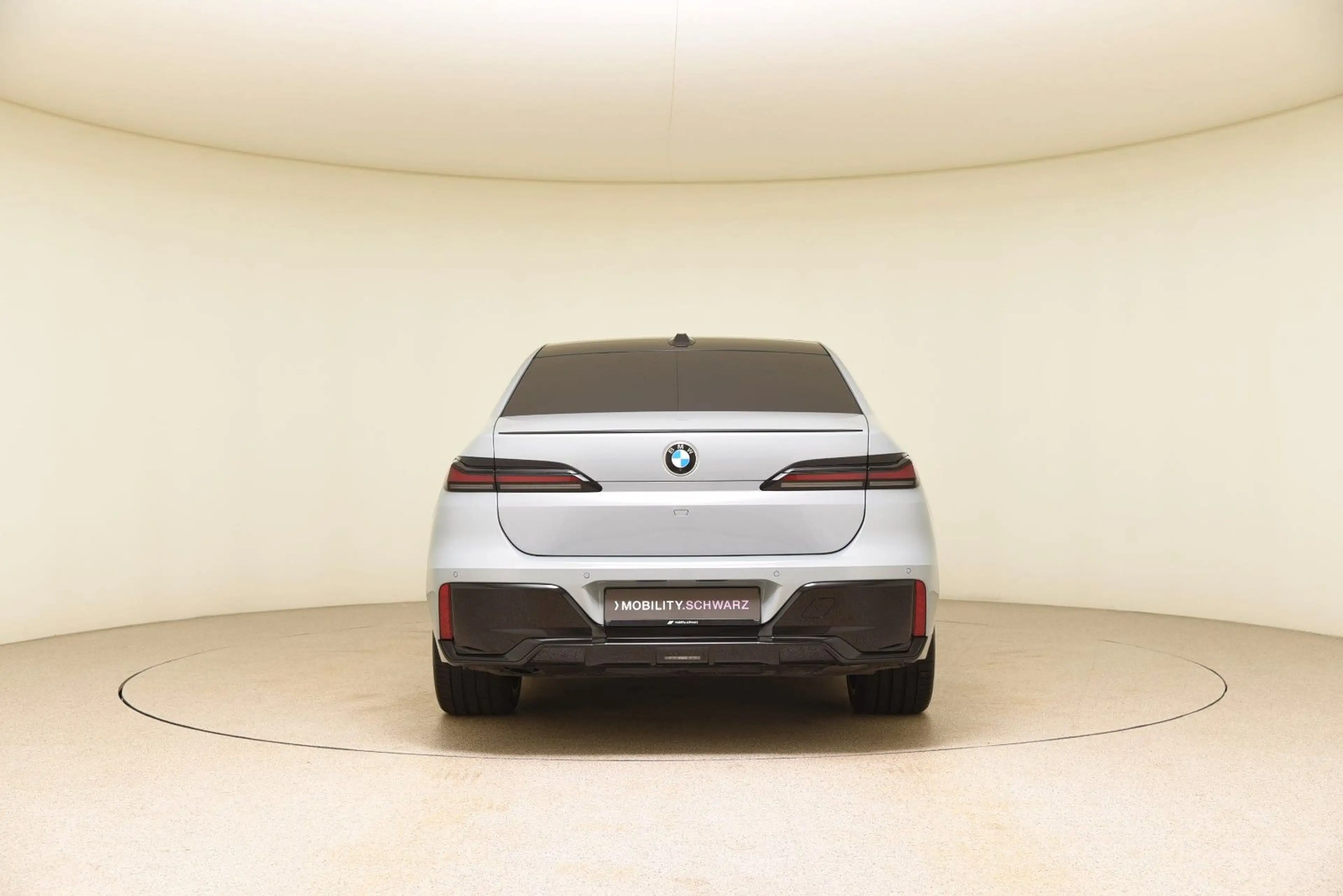 BMW 740 d xDrive M Sport Pro ACC LED Pano HUD B&W — photo 3