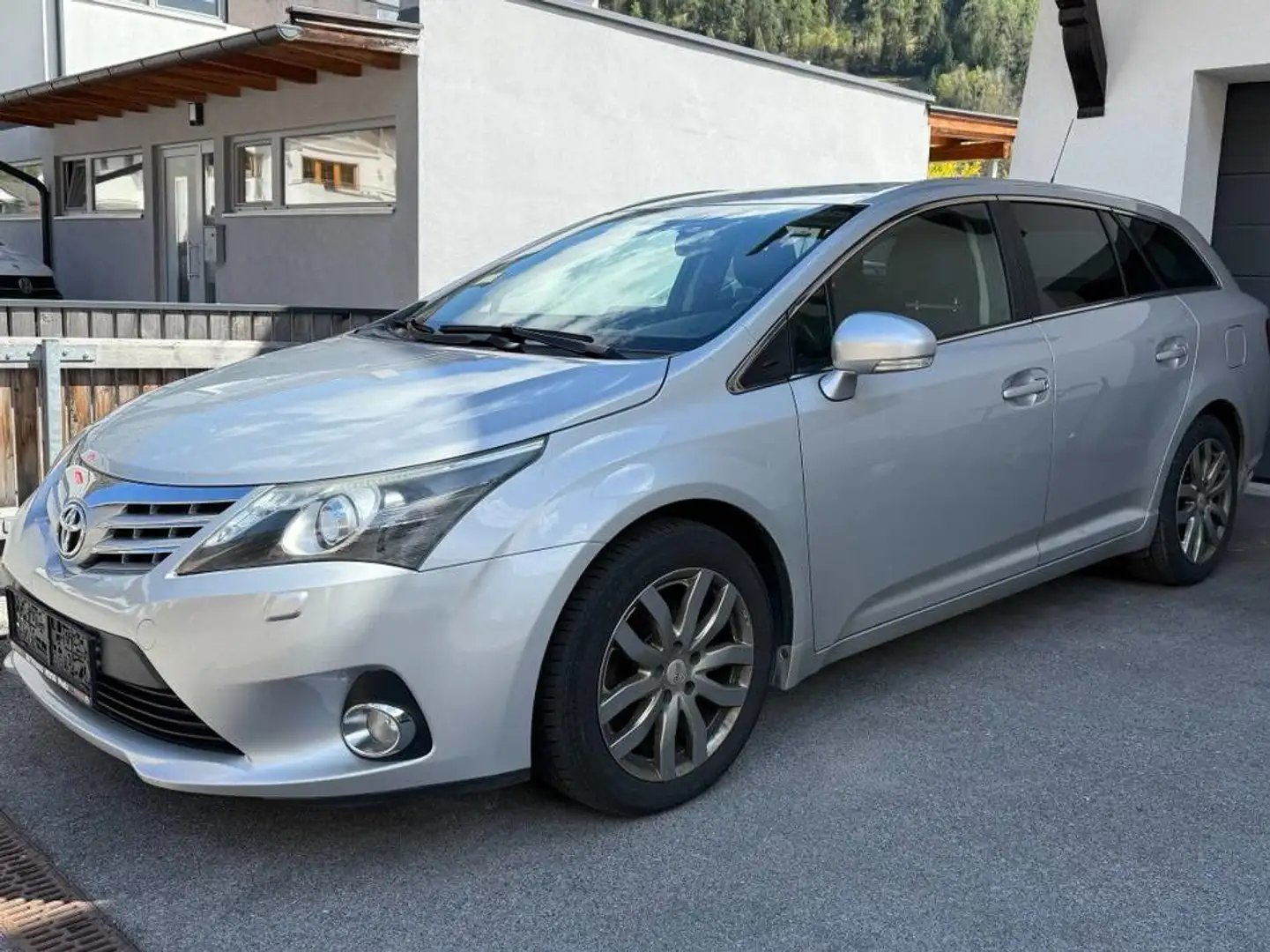 Toyota Avensis 2,2 D4-D 150 D-CAT Executive Alcantara Sitzheizung Срібний - 1