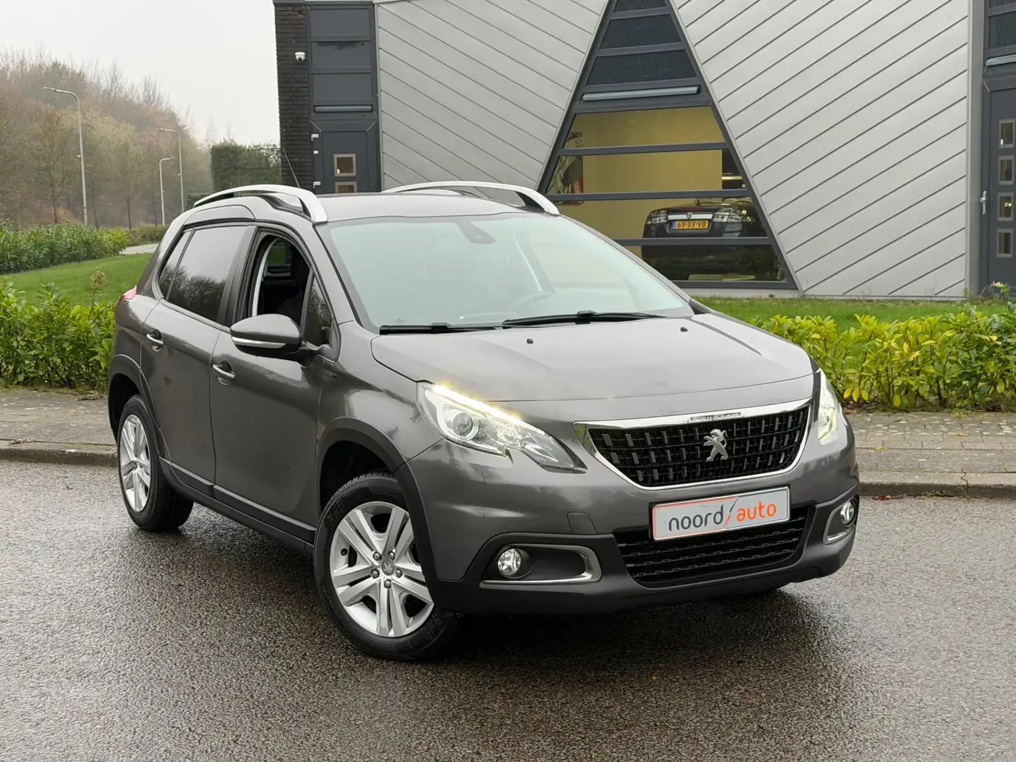 Peugeot 2008 1.2 PureTech Allure | Airco | Navi | Cruise Grau - 1