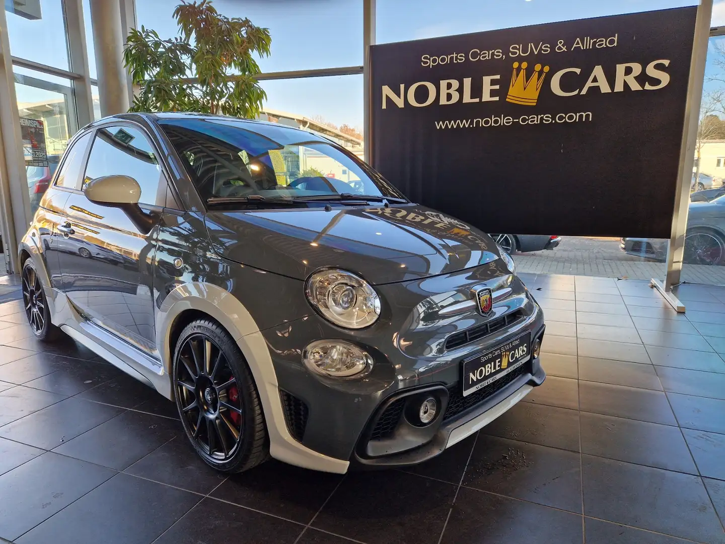 Abarth 695 70th Anniversario "ONE of 1949" NAVI BEATS Šedá - 1