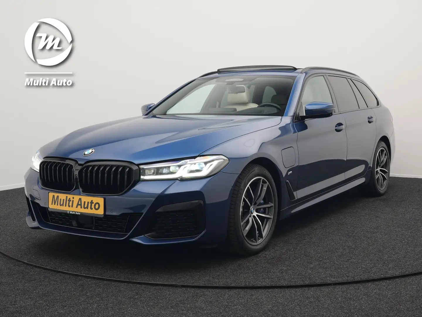 BMW 530 5-serie Touring 530e xDrive M-Sport Plug In Hybrid Blauw - 1