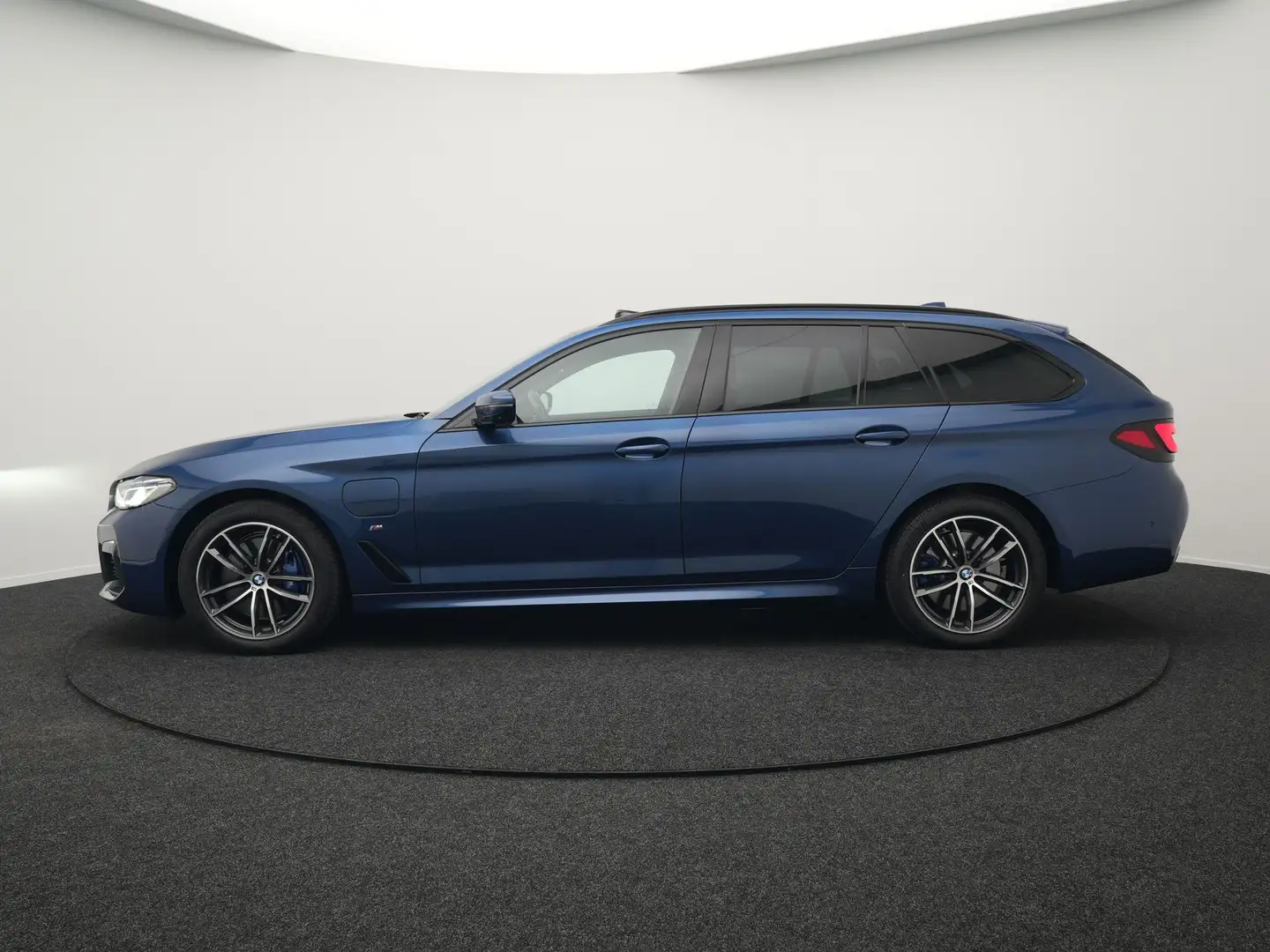 BMW 530 5-serie Touring 530e xDrive M-Sport Plug In Hybrid Blauw - 2