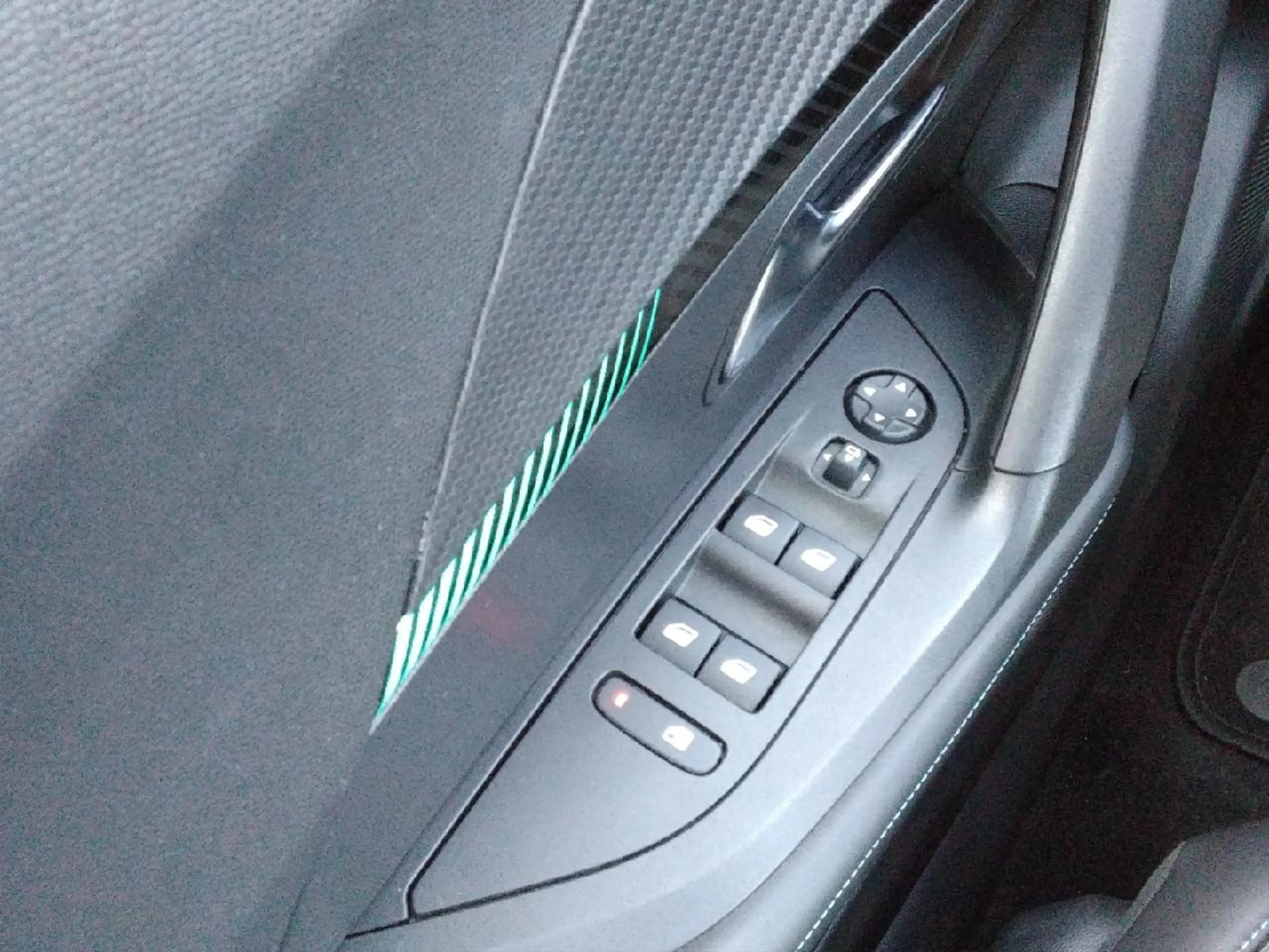 Peugeot e-2008 e- Allure Pack — photo 12