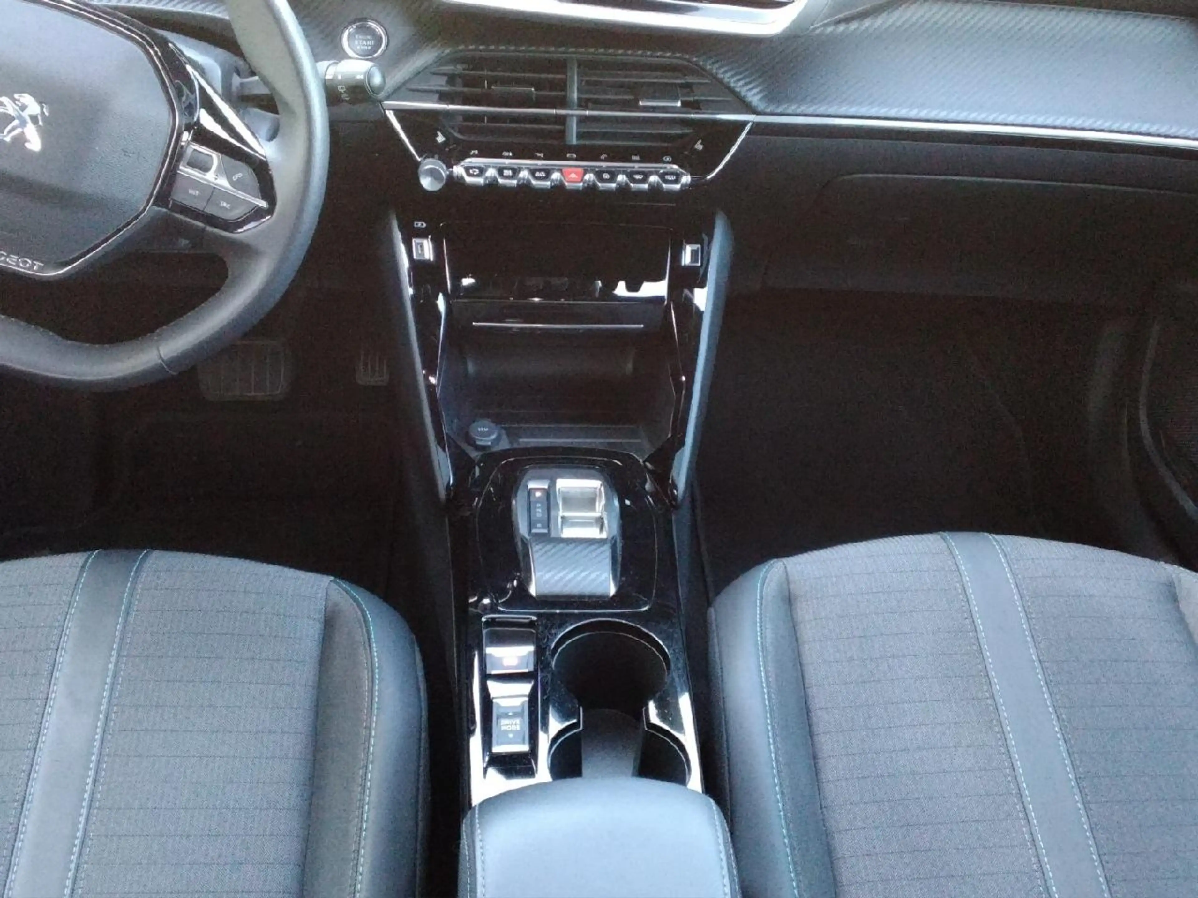 Peugeot e-2008 e- Allure Pack — photo 15