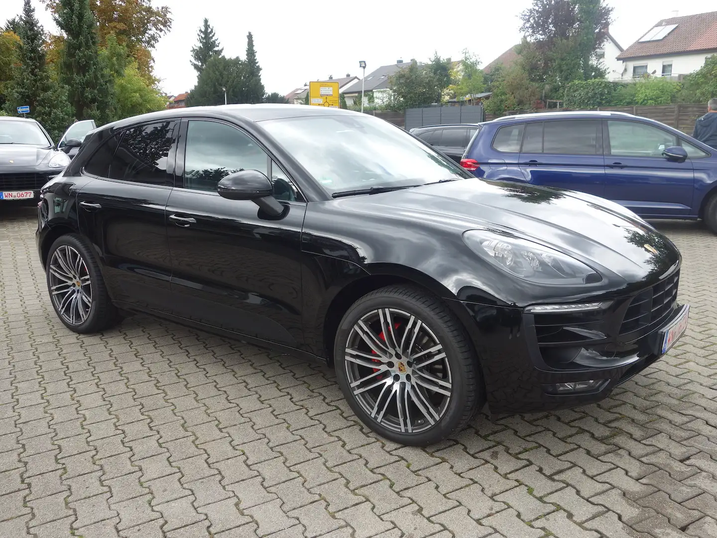 Porsche Macan GTS Sport Design Paket Schwarz - 2