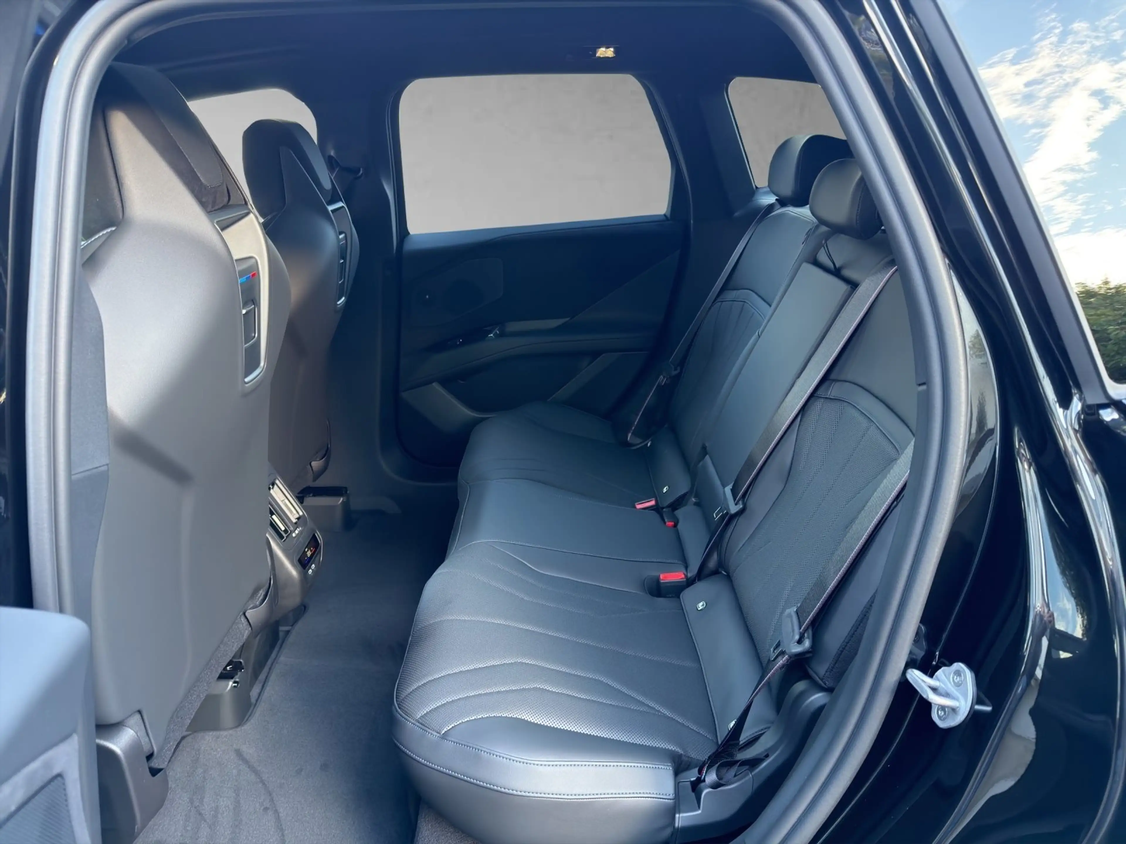 BMW iX3 40 — photo 10