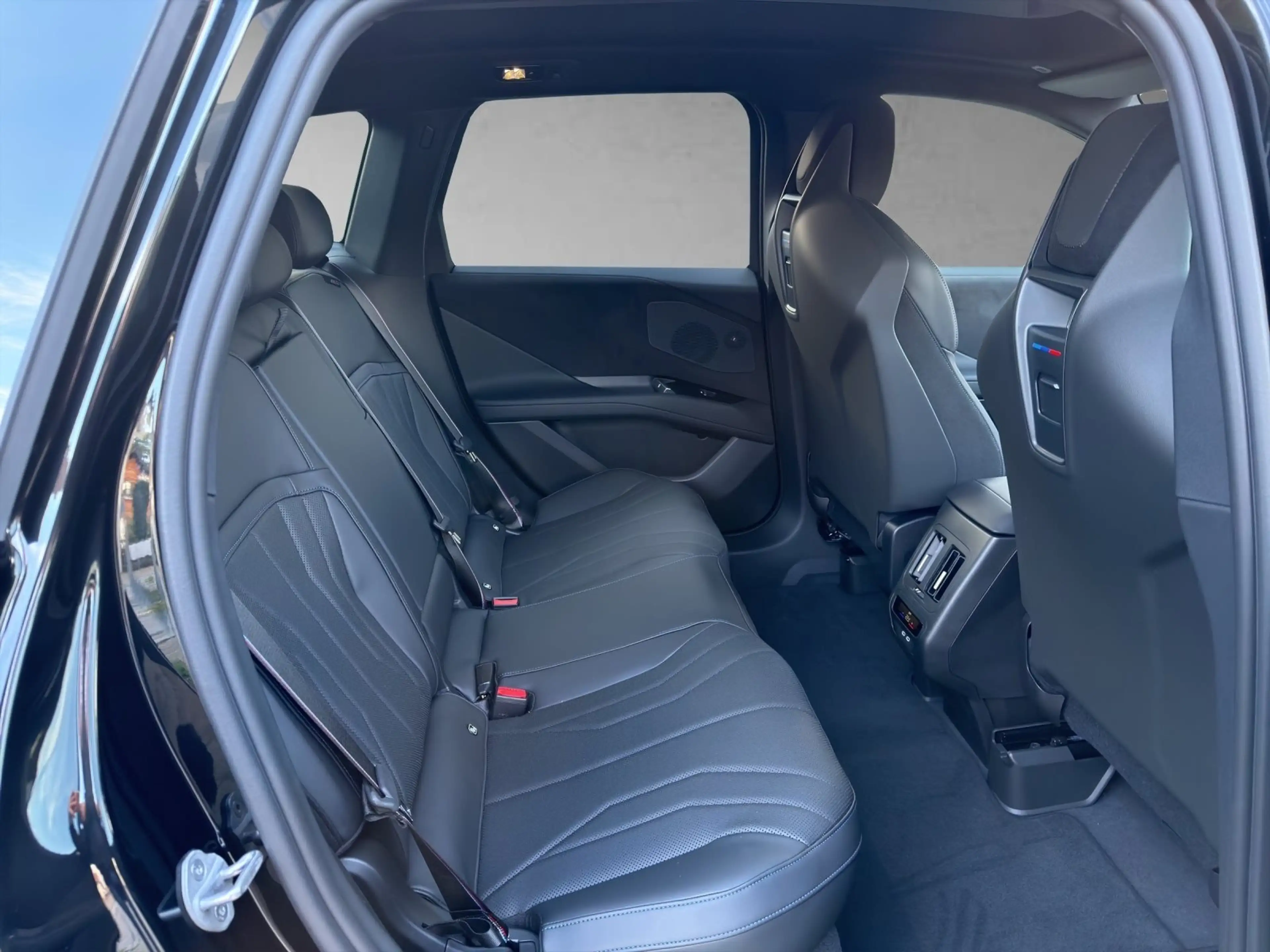BMW iX3 40 — photo 12
