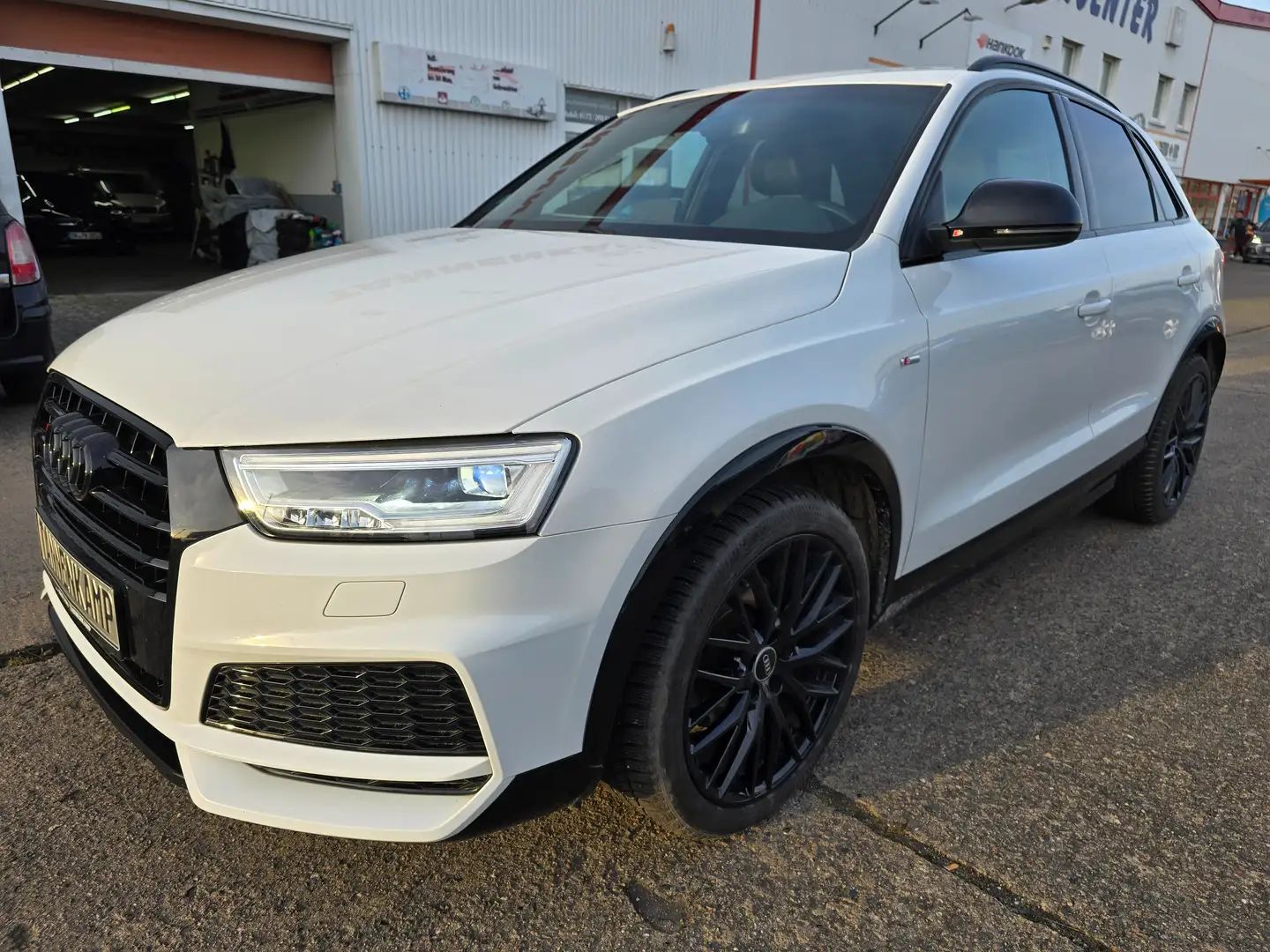 Audi Q3 S tronic, S Line 2x, AHK, LED, NAVI, SH, BlackLine Weiß - 1