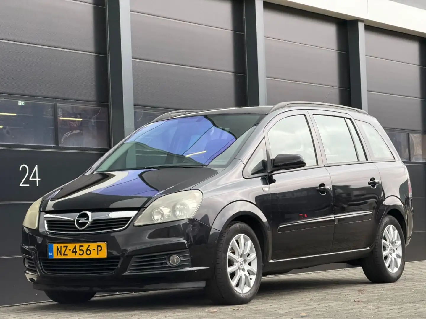 Opel Zafira 2.2 Essentia Navi Airco 7-PERS Schwarz - 1