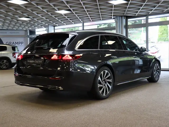Mercedes-Benz E-Class view 4