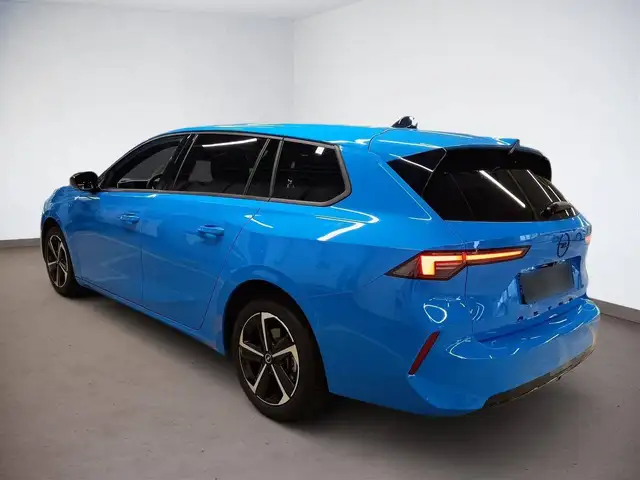 Opel Astra view 4