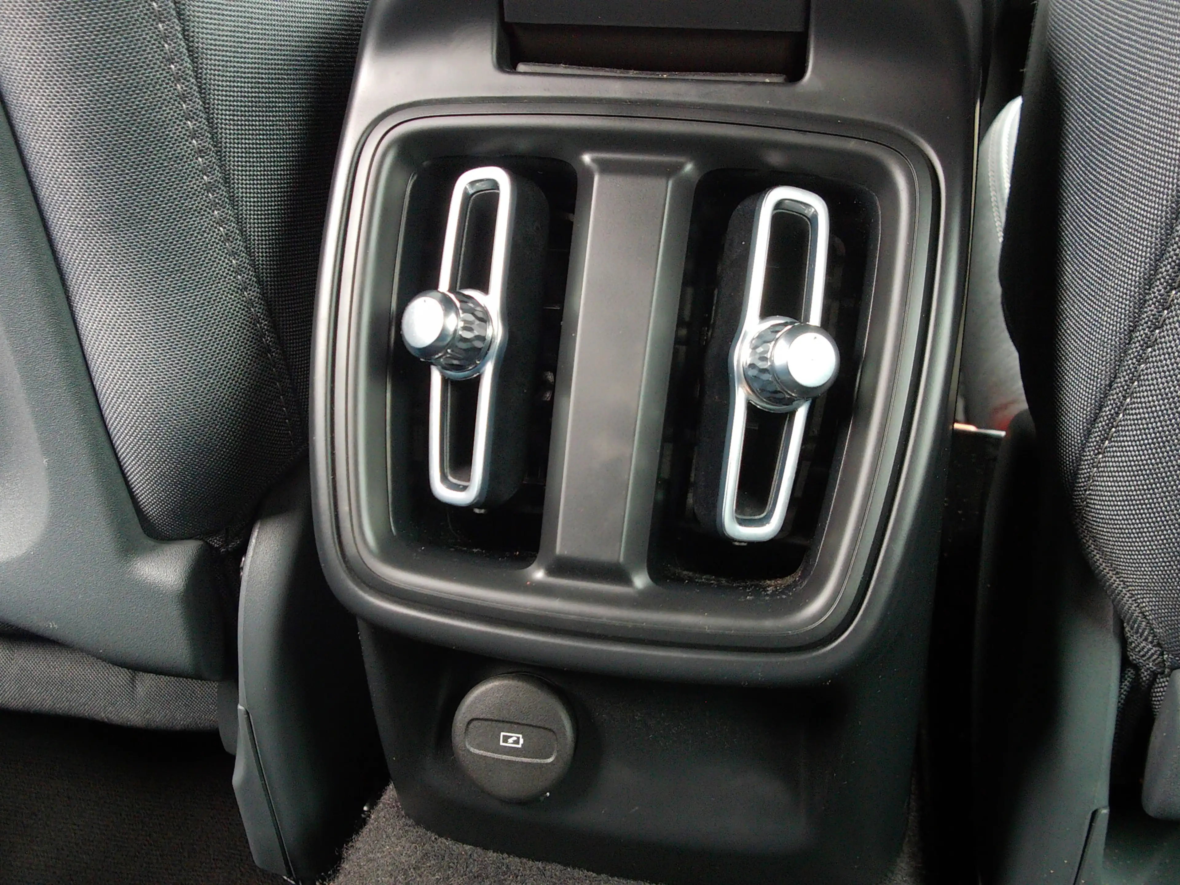 Polestar 2 Standard Range 63 kWh, SOH 92.1 % / Trekhaak / Car — photo 18