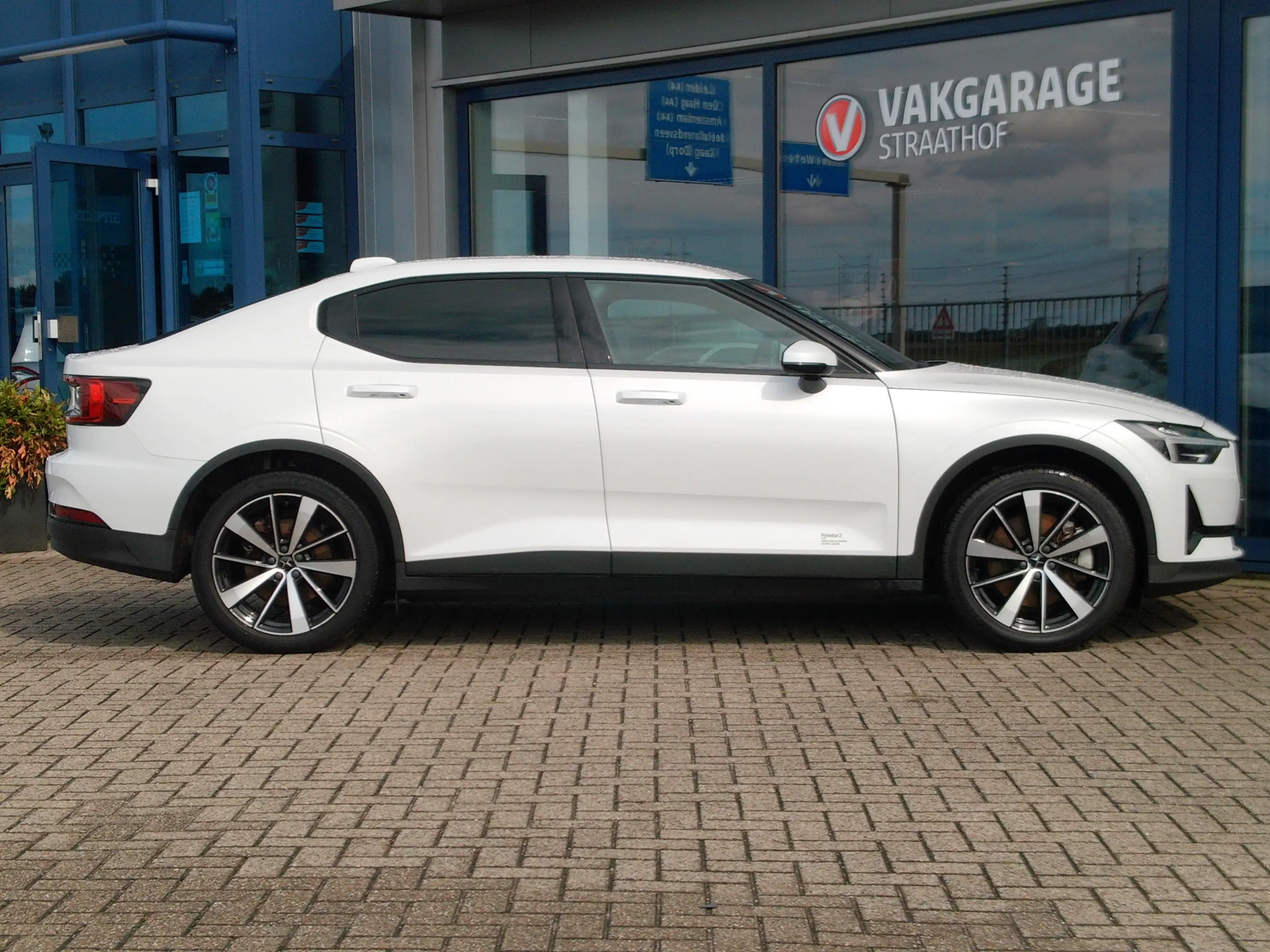 Polestar 2 Standard Range 63 kWh, SOH 92.1 % / Trekhaak / Car — photo 26